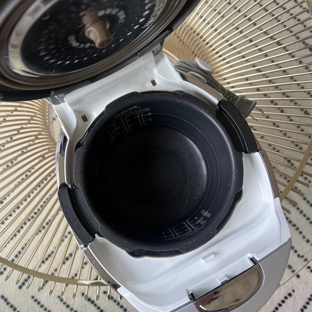 [Cuckoo] Silver and White Rice Cooker - Picture 3 of 3
